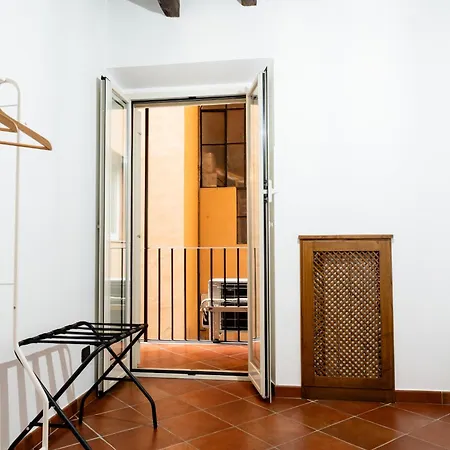 Domus Lxvii Monti Apartment